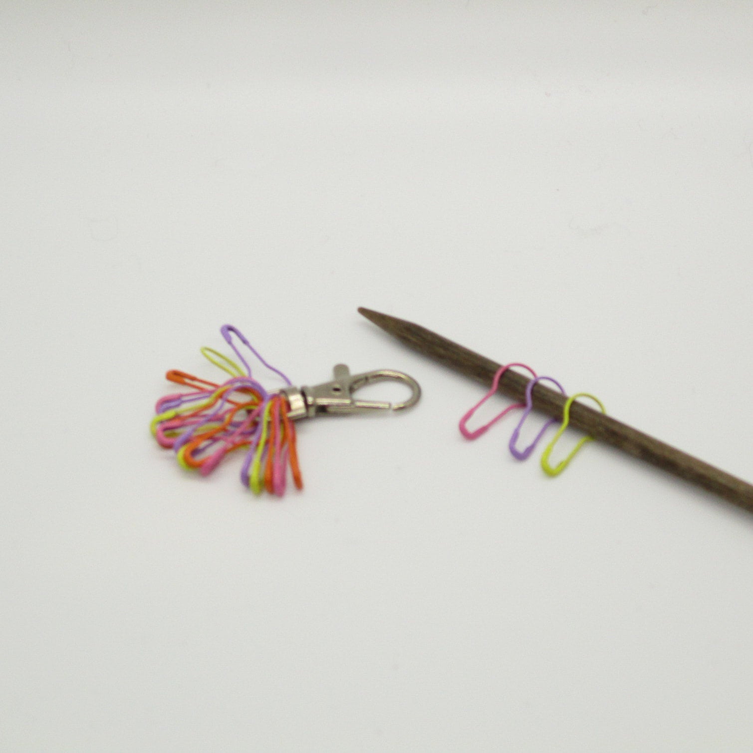 Bulb safety pin stitch markers